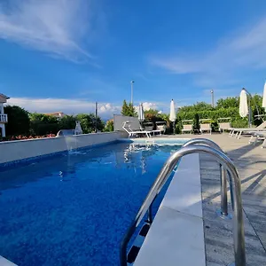 Lea With Pool Appartamento
